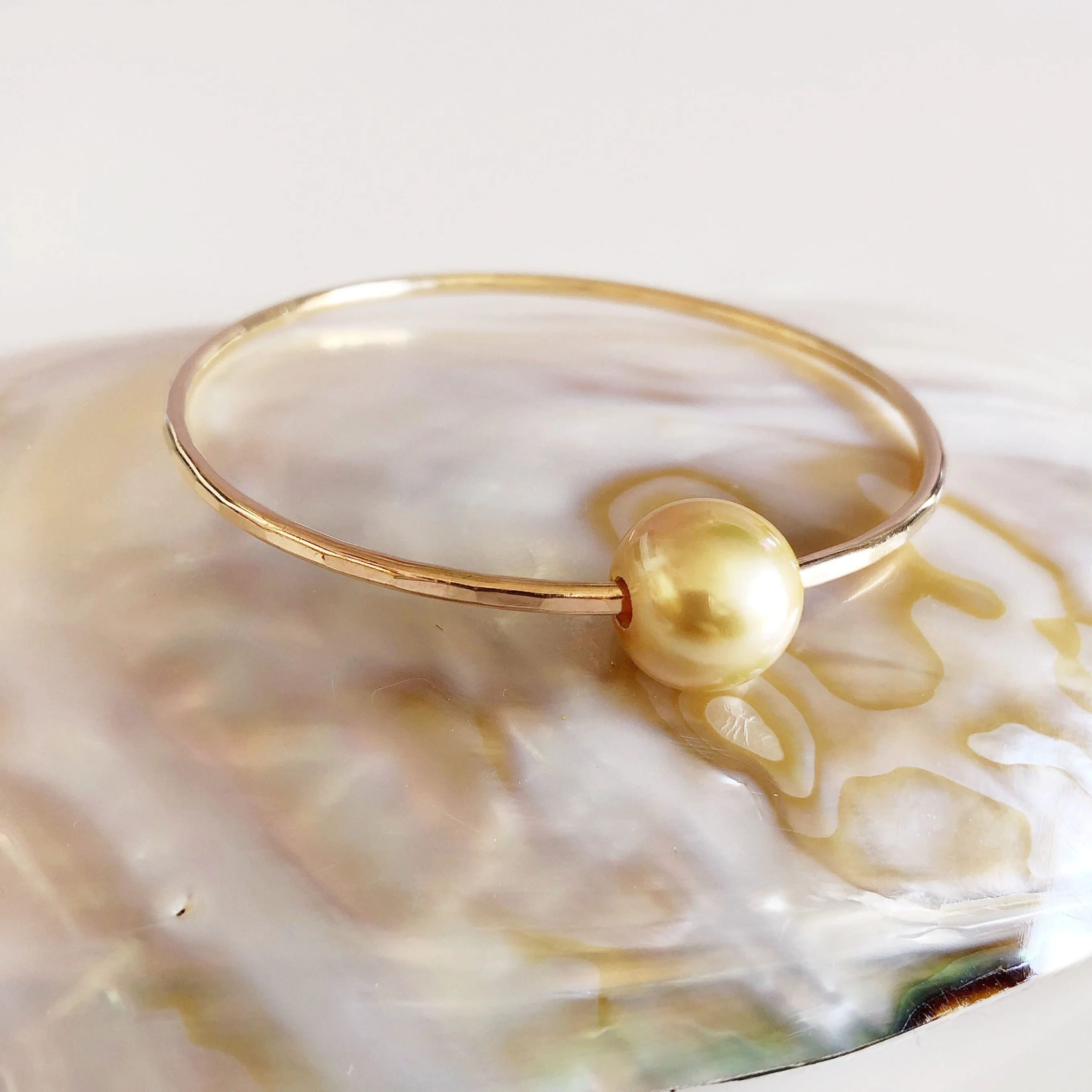 Bangle MIKA- golden south sea pearl (B358)