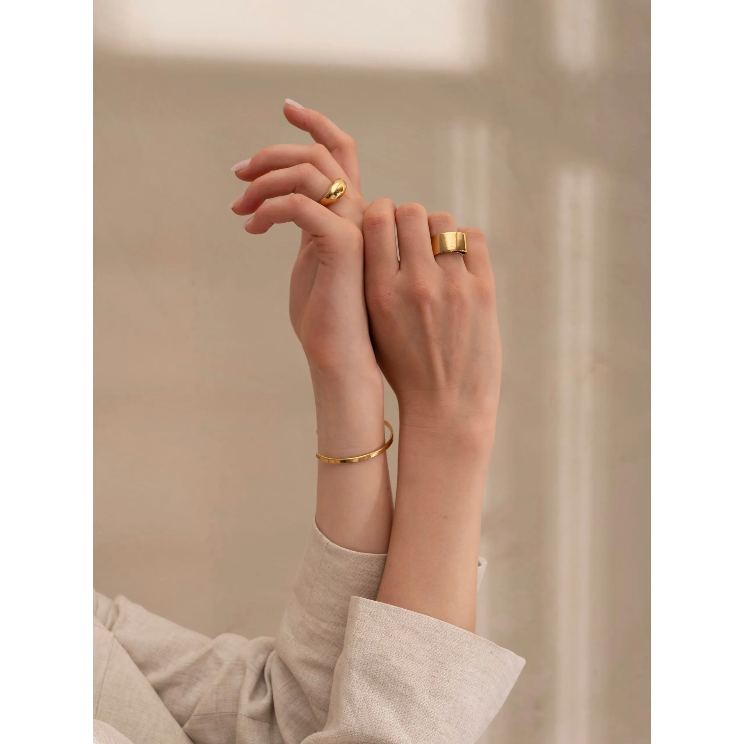 FINE SHINY GOLDPLATED BANGLE